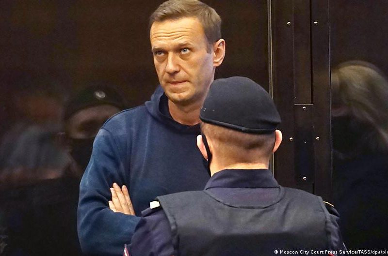 Justicia rusa condena a nueve años de cárcel a opositor Alexei Navalni