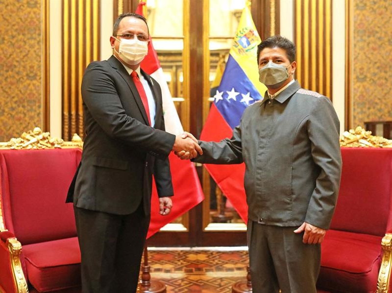 Embajador de Maduro entrega cartas credenciales al presidente de Perú