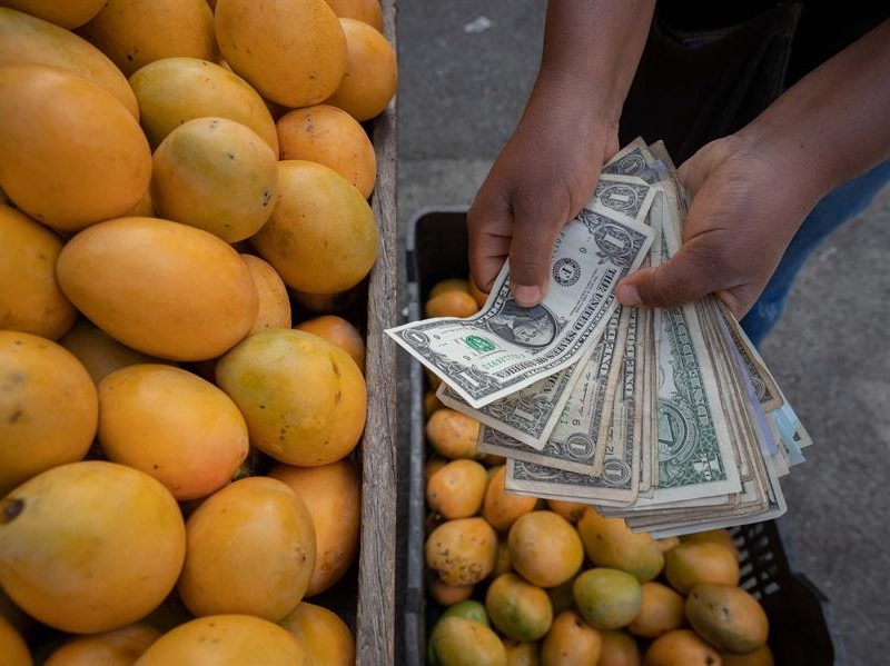 Dólar paralelo sigue subiendo y llega a 20,56