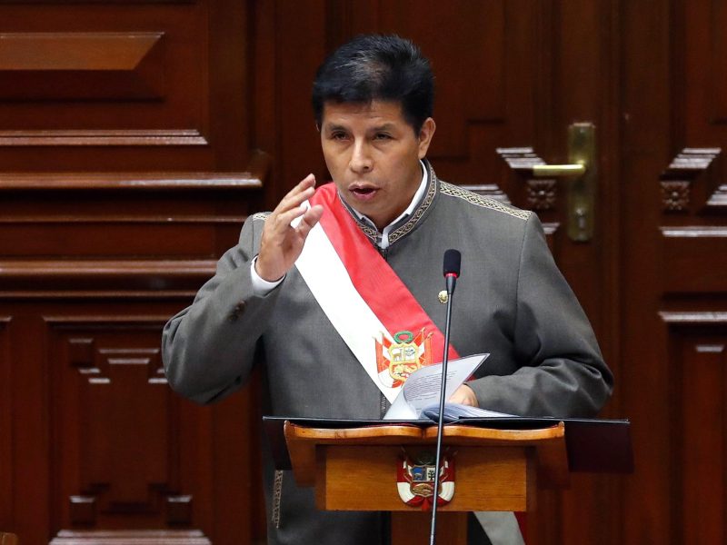 Castillo se consolida en la presidencia de Perú, tras superar intento de destitución