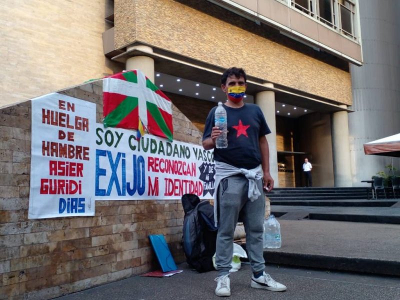 Guridi califica su situación como "años de muerte civil", pues la falta de identidad le ha impedido casarse, representar a su hijo y más.
