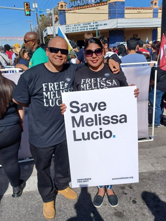 John Lucio en una manifestación a favor de la liberación de su madre.