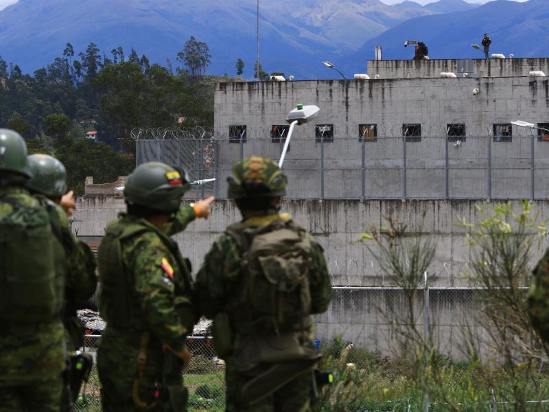 Cerca de 12 presos mueren en enfrentamientos en una cárcel de Ecuador