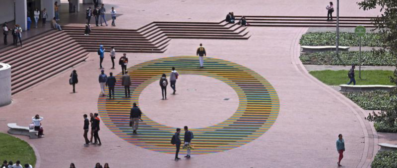Plazoleta principal de universidad en Bogotá reluce con el anillo de inducción cromática de Cruz Díez
