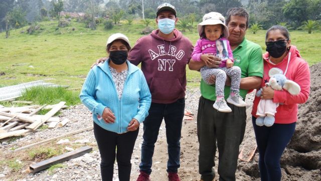 Leonardo Quichimbo (segundo de la derecha) junto a su familia.