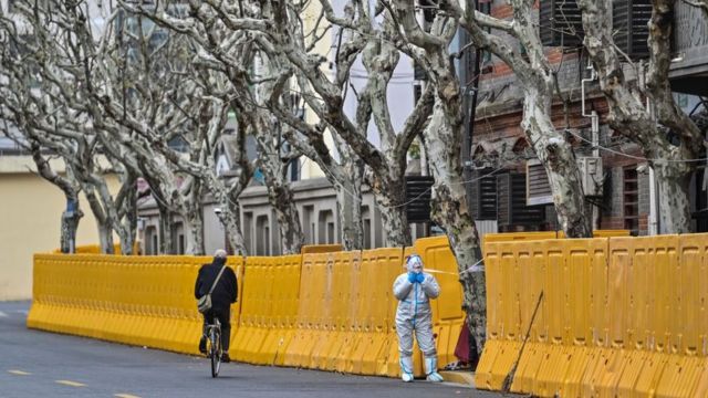 El corazón económico de China, Shanghái, ahora está bajo confinamiento.