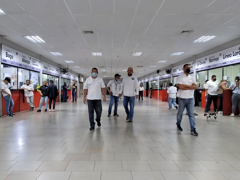 Los vendedores de las empresas privadas admiten que el aumento de los precios impactó negativamente en la demanda de los pasajeros