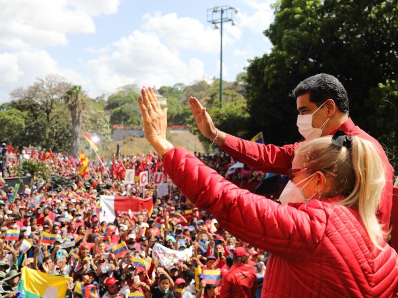 «Hace falta cambiar mucha burocracia y corrupción», señala Maduro en marcha por el 13Abr