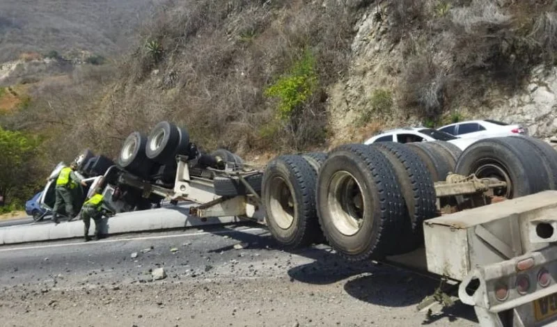 Tres personas murieron y 13 resultaron heridas por accidente en autopista Caracas-La Guaira