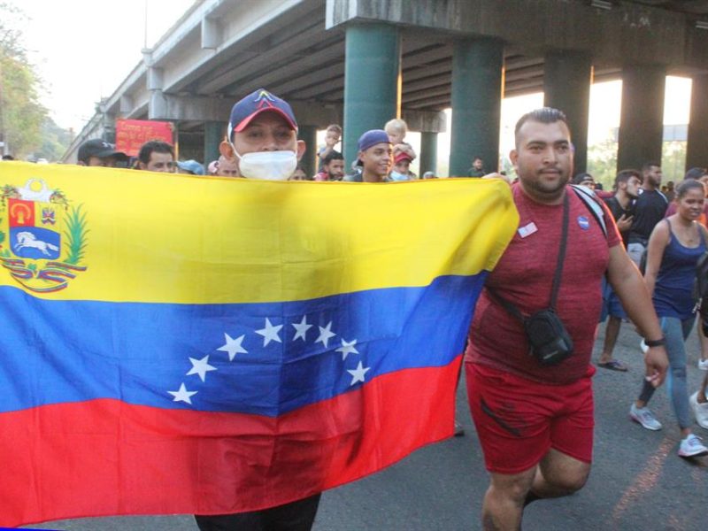 Nueva caravana de migrantes acuerda regularización con autoridades mexicanas