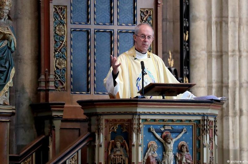 Iglesia anglicana critica plan de Boris Jonhson de enviar refugiados a Ruanda
