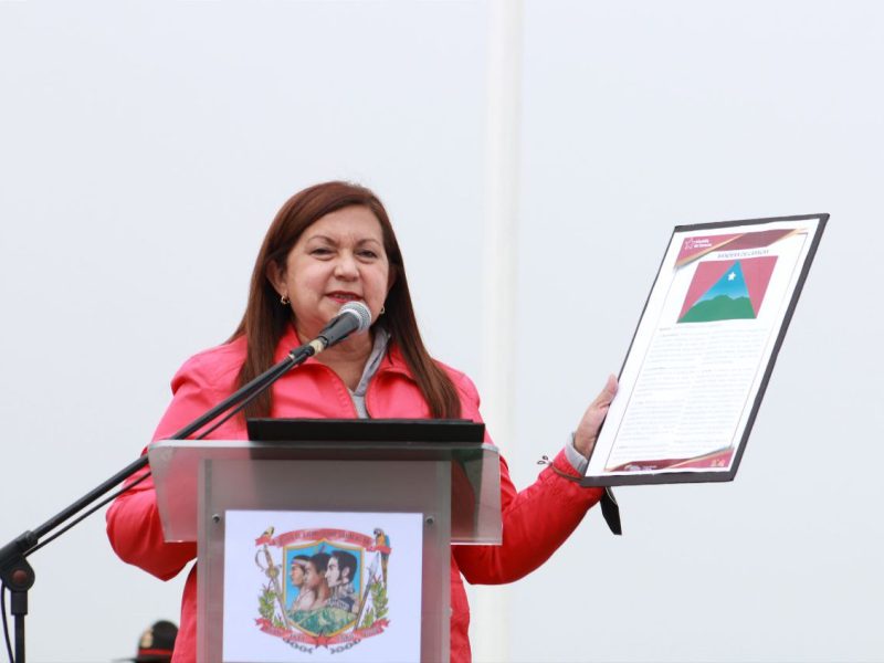 Alcaldesa de Caracas iza nueva bandera de la ciudad en el Ávila