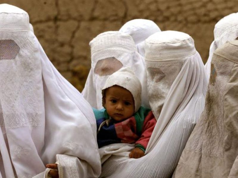 Talibanes decretan el uso obligatorio del burka en lugares públicos