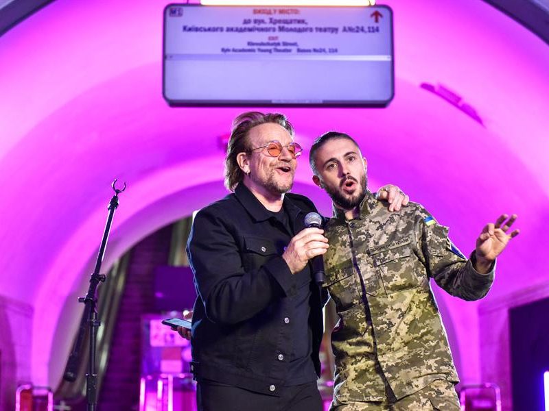 Bono brindó "concierto por la paz" en una estación del metro de Kiev