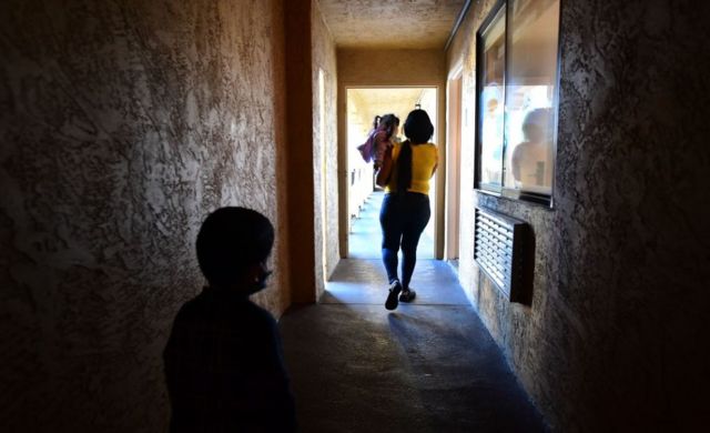 Una madre con sus dos hijos