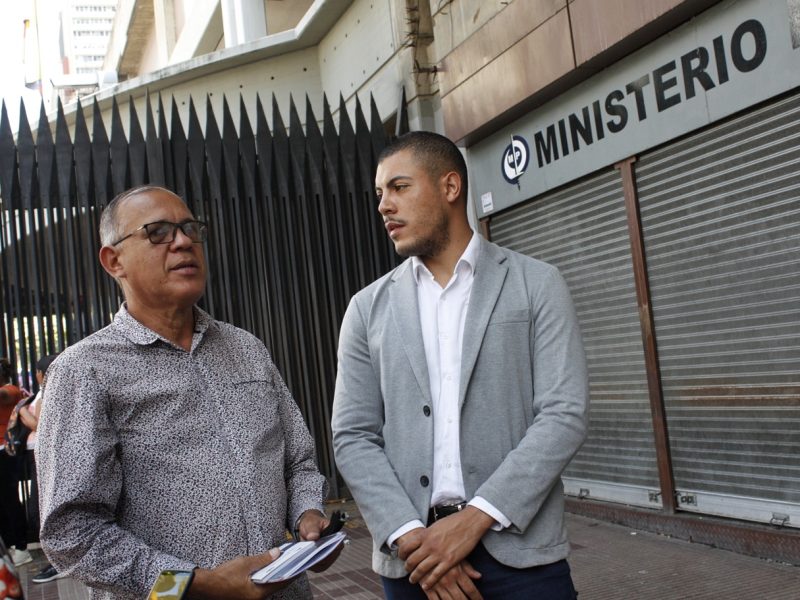Carlos Debiais García, Saúl Cordero y Yandry Moreno cuentan con ordenes de excarcelación desde abril y marzo, pero siguen presos en Caracas.