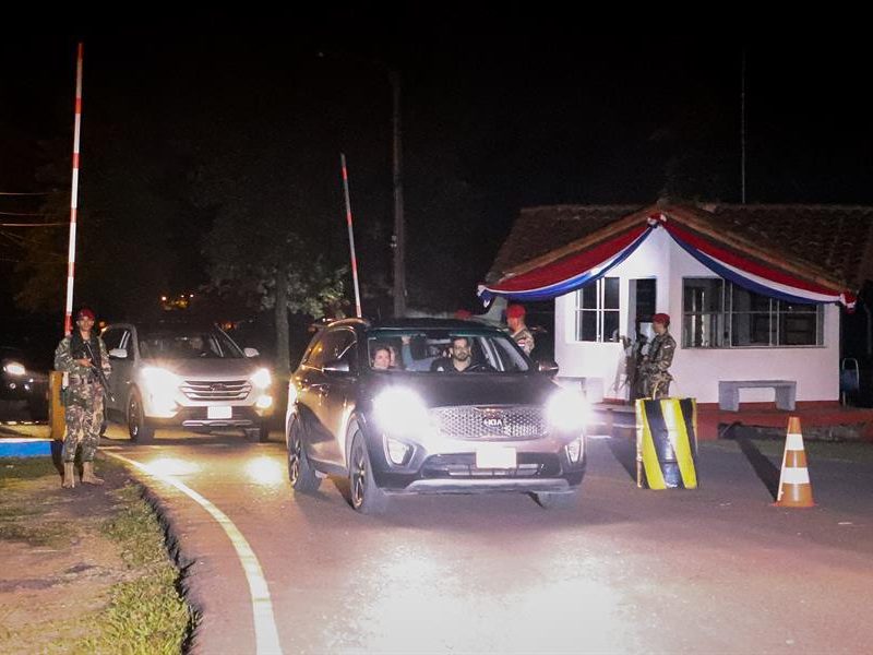 Esposa de fiscal asesinado en Colombia llega a Paraguay bajo fuerte custodia