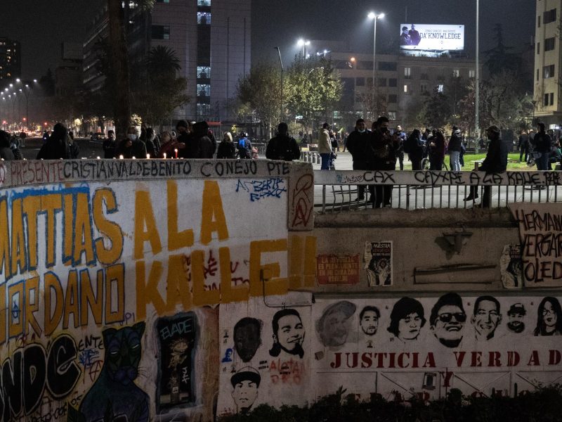 Cientos de chilenos protestan por muerte de una periodista durante una marcha