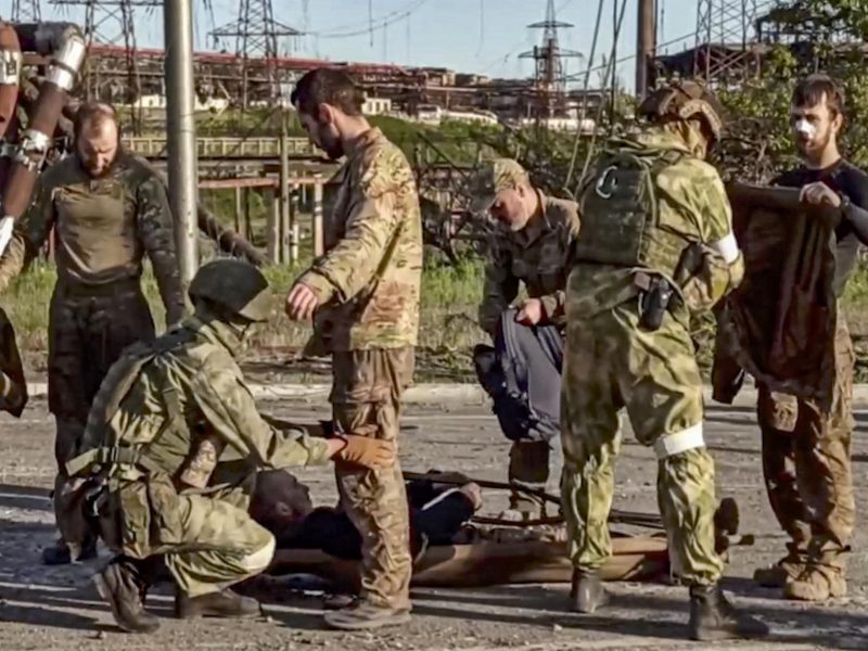 El Kremlin garantiza buen un trato a los combatientes rendidos de Azovstal