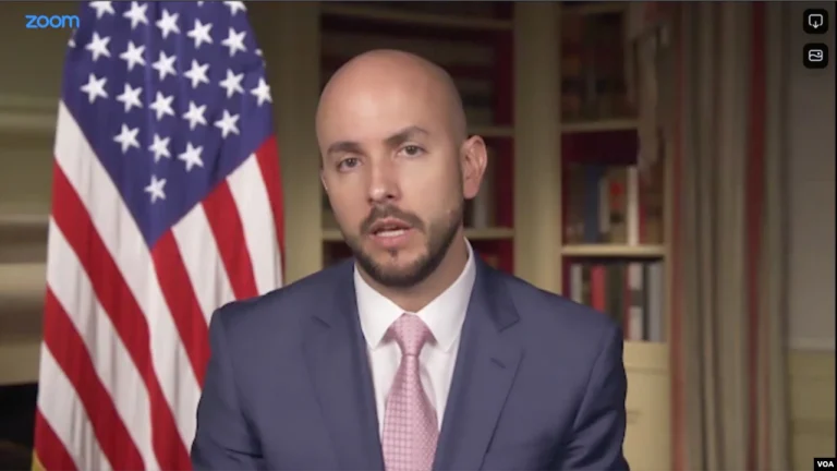 Asesor de Biden dice que no están "aliviando sanciones" ni dando "ingresos al régimen"