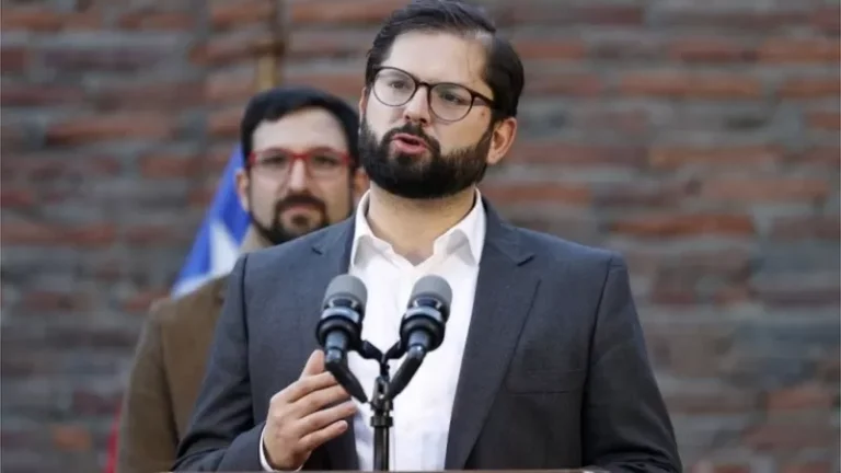 Boric se compromete a impulsar un nuevo proceso constituyente en Chile