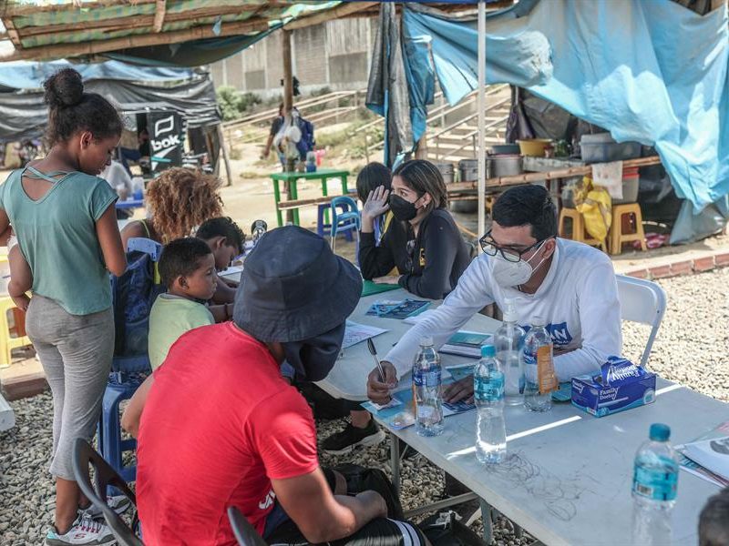 Salud y educación, un sueño lejano para los venezolanos entre Perú y Ecuador