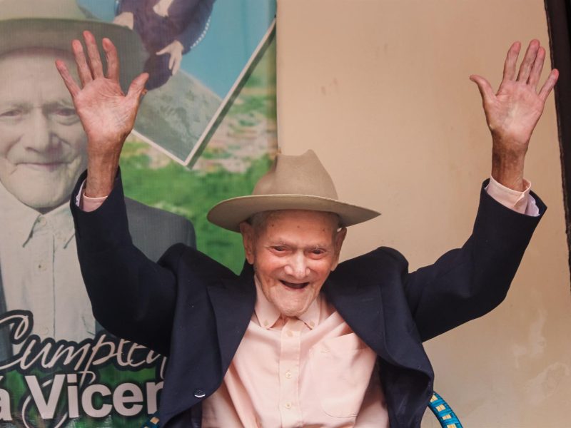 Juan Vicente Mora, el hombre más viejo del mundo, celebra sus 113 años con pompa venezolana
