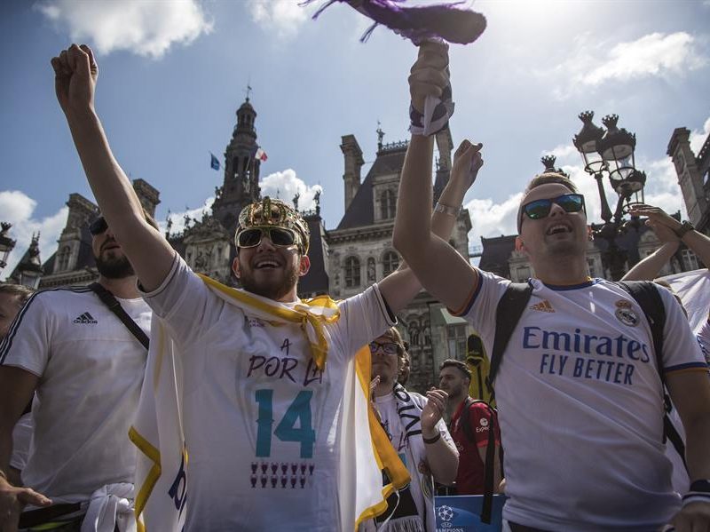 Aficiones de Liverpool y el Real Madrid ya calientan en las calles de París