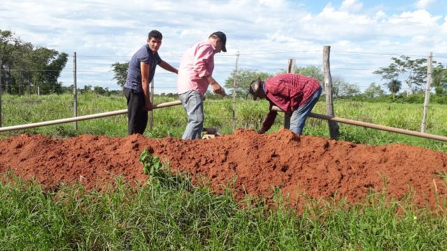 Hombres instalando la cañería.