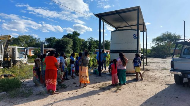 Las comunidades indígenas del Chaco utilizan tanques para recolectar el agua de lluvia, que funcionan como aljibes comunitarios.