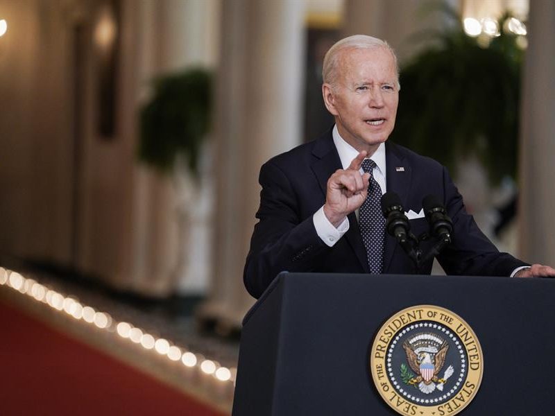 Biden pide en un discurso a la nación que se prohíban las armas de asalto