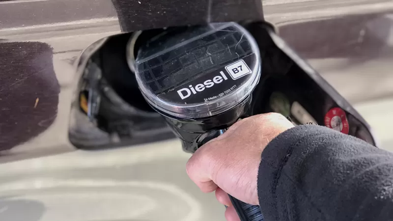 Por qué hay una escasez mundial de diésel y cómo te afectará, a pesar de que tu auto no use gasoil