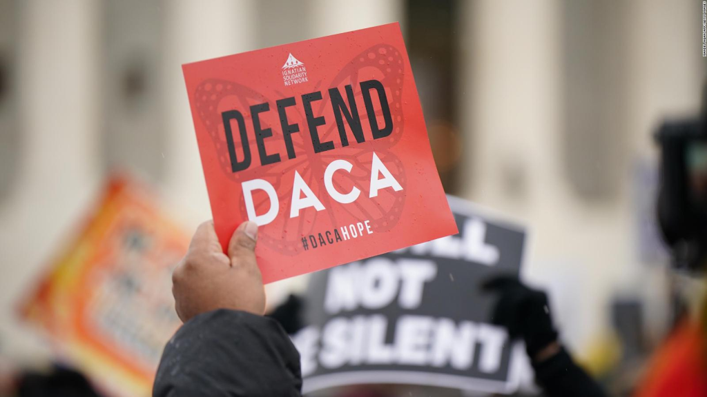 Millones de jóvenes inmigrantes aún sueñan con DACA en su décimo aniversario