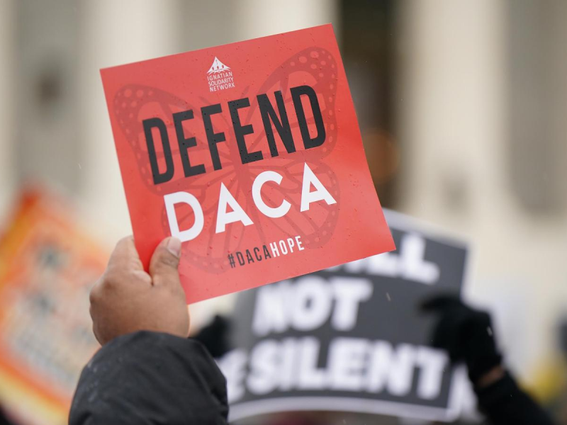 Millones de jóvenes inmigrantes aún sueñan con DACA en su décimo aniversario