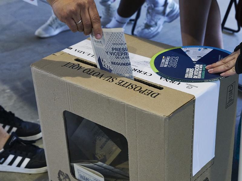 Colegios electorales de Colombia abren para la segunda vuelta presidencial