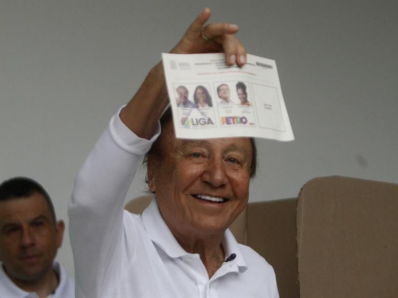 Candidato colombiano Rodolfo Hernández vota y se mantiene en silencio