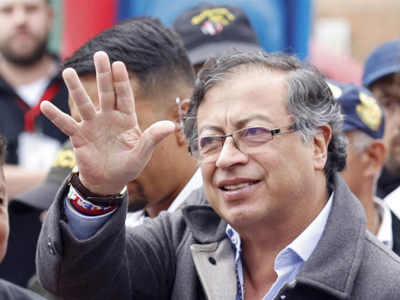 Petro suspende órdenes de captura y extradición de negociadores del ELN