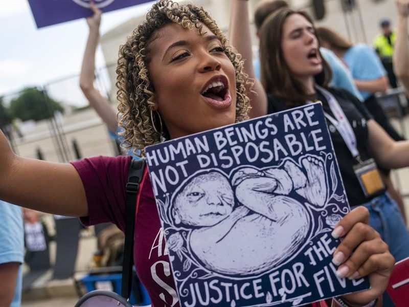 Cientos de personas protestan ante a la Corte de EEUU contra fallo del aborto