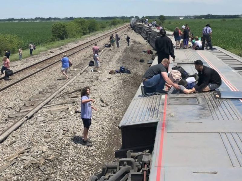 Al menos 3 muertos por el descarrilamiento de un tren en EE.UU.