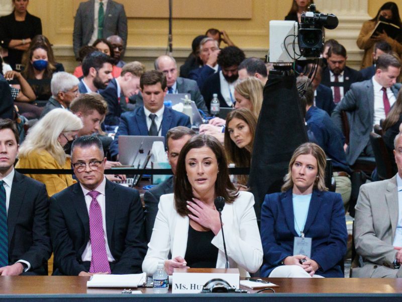 Trump sabía que la turba que asaltó el Capitolio iba armada, revela exasesora de la Casa Blanca