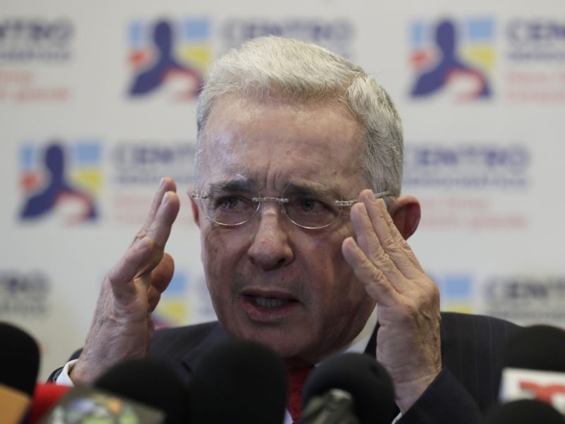 Uribe y Petro hablaron de Venezuela durante su reunión
