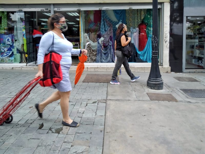 casos de covid semanales bajan del millón por primera vez desde 2020