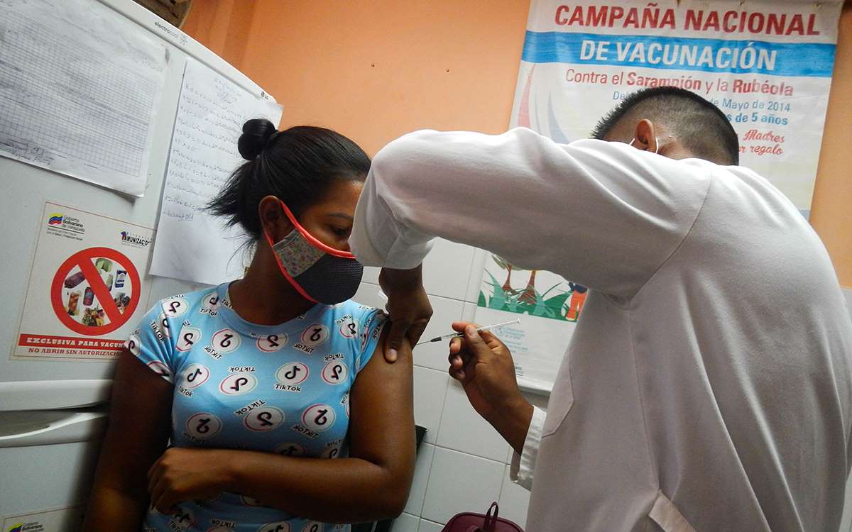 Algunas personas acuden al CDI Libertad para vacunarse, pero dentro de las comunidades indígenas del municipio no hay puntos fijos de vacunación contra COVID-19