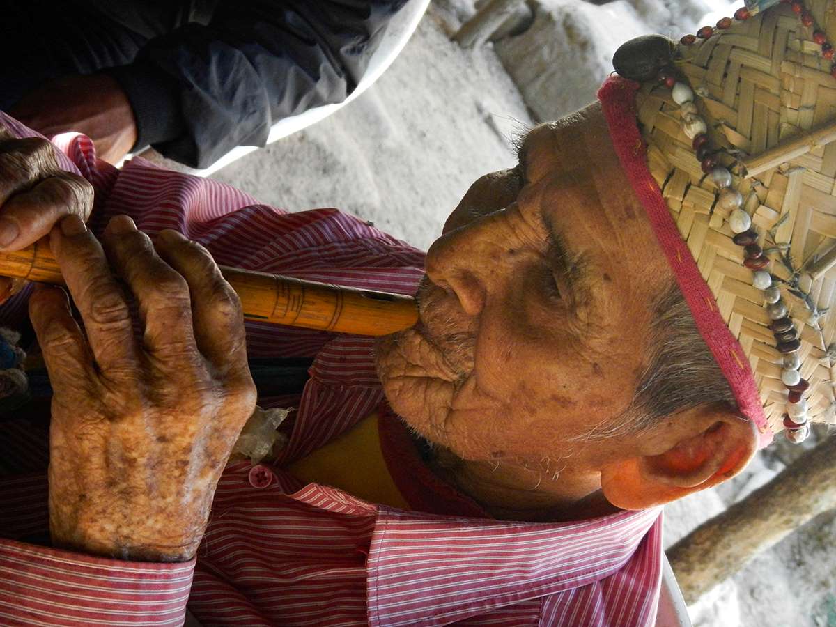 Los yukpas más longevos, como Jesús Peñaranda (abuelo), mantienen las tradiciones