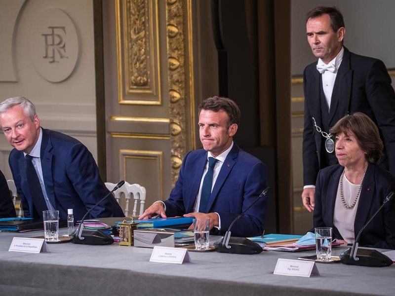 Macron busca relanzarse con un nuevo Gobierno de cariz más político