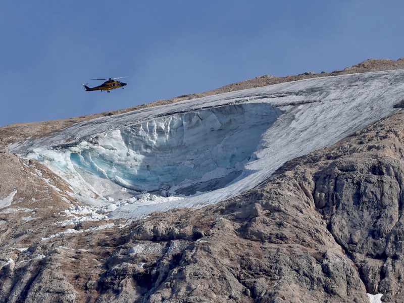Italia busca a 13 desaparecidos en el glaciar alpino y "llora" 7 muertos