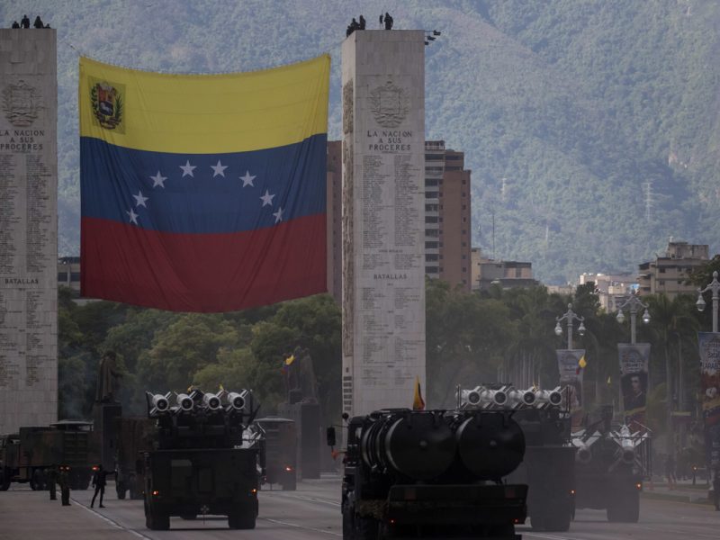 El desfile del #5Jul lo encabezó Super Bigote junto a 12 mil militares