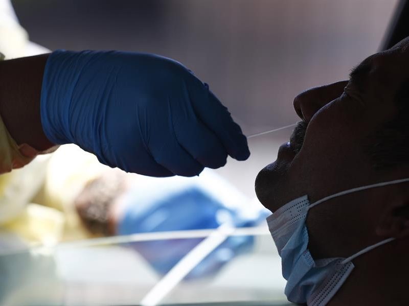 Una persona murió y 355 contrajeron coronavirus este #6Ago
