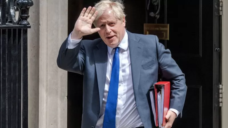 Boris Johnson anuncia su renuncia y asegura que seguirá como primer ministro hasta que su partido elija a un nuevo líder