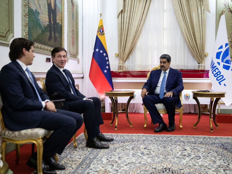 Maduro recibe propuesta de Conmebol de que Venezuela organice el Preolímpico